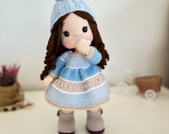 Häkelpuppe: Handgemachte Amigurumi Puppe mit braunem Lockenhaar