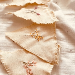 Banderole fleurie en tissu - guirlande bohème brodée à la main pour baby shower, chambre de bébé et décoration de fête
