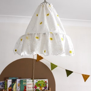 Boho Kronleuchter: Gelbe Blumenstickerei, Stoff-Lampe (30 cm)