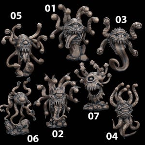 Puede incluir: Colección de siete figuras detalladas de criaturas fantásticas en tonos grises. Cada figura presenta un ojo central, múltiples ojos más pequeños y apéndices tipo tentáculo, con bocas abiertas y dientes afilados. Fondo negro.