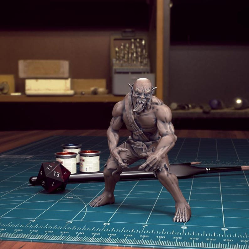 K&ouml;nnte beinhalten: Eine detaillierte, unbemalte Miniatur eines Goblin-artigen Wesens mit einem zahnigen Grinsen und scharfen Krallen. Die Miniatur ist in einer geduckten Position dargestellt, bereit zum Angriff. Die Miniatur befindet sich auf einer gr&uuml;nen Schneidematte mit einem Lineal und Farbt&ouml;pfen.