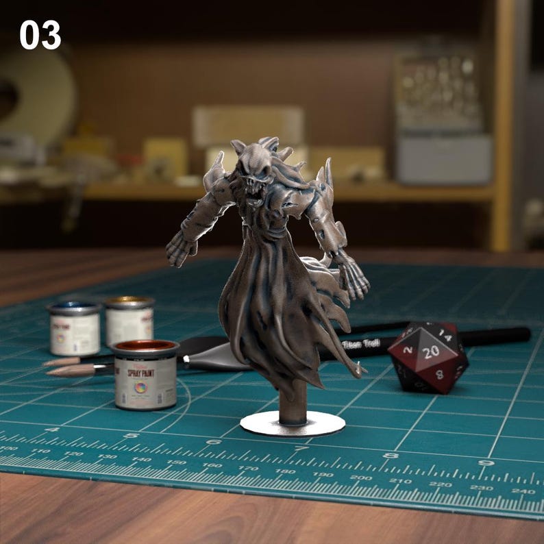 K&ouml;nnte beinhalten: Eine detaillierte Miniaturfigur einer skelettartigen Gestalt, die einen Kapuzenumhang tr&auml;gt. Die Figur ist in Graut&ouml;nen und Wei&szlig; bemalt und in einer dramatischen Pose dargestellt. Die Figur steht auf einem runden Sockel und ist von einer gr&uuml;nen Schneidematte umgeben.