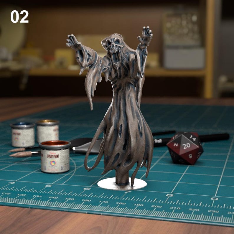 K&ouml;nnte beinhalten: Eine graue, skelettartige Figur mit offenem Mund und ausgestreckten Armen, die eine zerfetzte, flie&szlig;ende Robe tr&auml;gt. Die Figur steht auf einem runden Sockel, und im Hintergrund befindet sich ein 20-seitiger W&uuml;rfel.