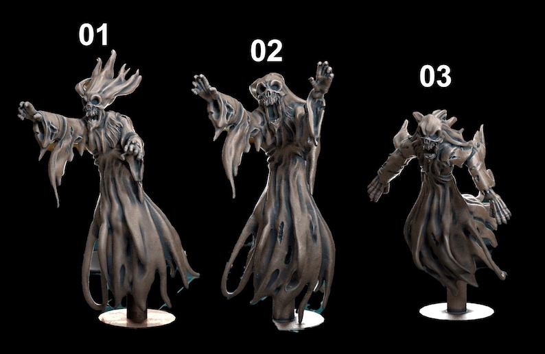 K&ouml;nnte beinhalten: Drei Miniaturfiguren von geisterhaften Figuren in verschiedenen Posen. Die Figuren sind in Graut&ouml;nen und Braun bemalt, wobei Details ihrer skelettartigen Merkmale sichtbar sind. Die Figuren stehen auf kleinen runden Sockeln.