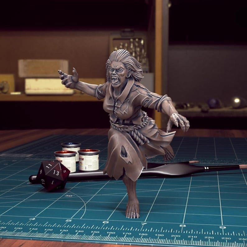 K&ouml;nnte beinhalten: Eine detaillierte Miniaturfigur einer weiblichen Zombie, in Bronze bemalt, mit einem abgenutzten, verfallenden Aussehen. Die Figur ist in einer dynamischen, aggressiven Pose dargestellt, mit einem erhobenen Arm und dem anderen ausgestreckt. Die Figur ist vor einem gr&uuml;nen Hintergrund platziert, mit Farbt&ouml;pfen und einem W&uuml;rfel im Vordergrund.