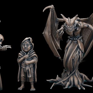 Puede incluir: Figuras de fantasía en bronce: una mujer severa, un niño con capucha y un demonio alado. Las figuras presentan diseños detallados sobre un fondo negro. Adecuadas para juegos de mesa o exhibición.