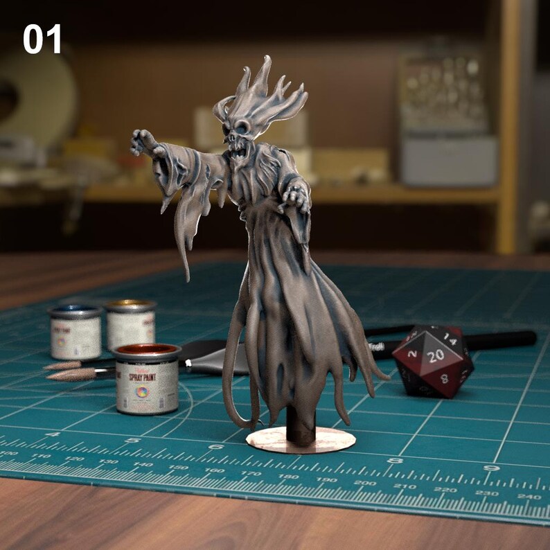 K&ouml;nnte beinhalten: Eine detaillierte, grau und braun bemalte Miniatur einer skelettartigen Figur mit einer langen, flie&szlig;enden Robe. Die Figur steht auf einem runden Sockel und ist mit einem erhobenen Arm posiert. Die Miniatur befindet sich auf einer gr&uuml;nen Schneidematte mit einem 20-seitigen W&uuml;rfel.
