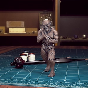 K&ouml;nnte beinhalten: Eine detailliert bemalte Miniatur eines monstr&ouml;sen humanoiden Wesens mit scharfen Z&auml;hnen und Krallen. Die Figur ist in einer defensiven Haltung dargestellt, mit erhobenen Armen und ausgestreckten Krallen. Die Miniatur ist in Braun- und Graut&ouml;nen bemalt, mit Highlights in Wei&szlig; und Schwarz.