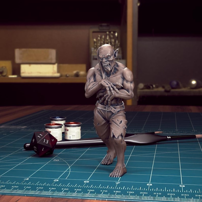 K&ouml;nnte beinhalten: Eine detailliert bemalte Miniatur eines monstr&ouml;sen humanoiden Wesens mit scharfen Z&auml;hnen und Krallen. Die Figur ist in einer defensiven Haltung dargestellt, mit erhobenen Armen und ausgestreckten Krallen. Die Miniatur ist in Braun- und Graut&ouml;nen bemalt, mit Highlights in Wei&szlig; und Schwarz.