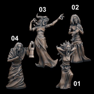 Könnte beinhalten: Vier detaillierte Miniaturfiguren von Frauen in verschiedenen Posen, in Bronzefarbe bemalt. Die Figuren sind mit 01, 02, 03 und 04 beschriftet.
