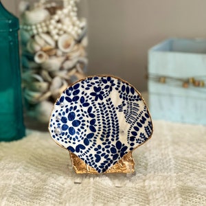 Large blue and white dot patterned scallop shell