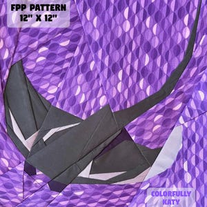 Könnte beinhalten: Ein lila-weißes Stoffkunstwerk mit geometrischem Design. Das Kunstwerk zeigt eine dunkelgraue Form und den Text "FPP PATTERN 12" X 12" (30,5 cm x 30,5 cm). Es ist ein Quiltblock mit einem modernen, abstrakten Design. Der Text "COLORFULLY KATY" ist ebenfalls sichtbar.