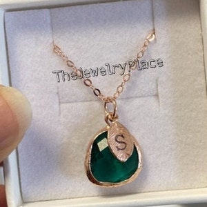 Collar personalizado de dijes de esmeralda, collar de dama de honor, collar de piedra de nacimiento de mayo, collar inicial personalizado, joyería de esmeralda