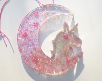 Decoration suspension Unicorn with butterflies in resin
