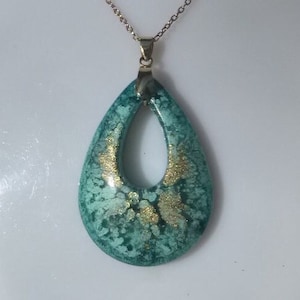 Blauer und goldener Harzanhänger. Einzigartiges Modell