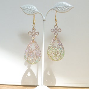 Openwork earrings, in sparkling resin golden color