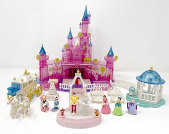 Zeldzame Disney Assepoester Enchanted Wedding Light Up Castle Polly Pocket uit 1995. 100% compleet in goede "gebruikte" staat met originele figuren.