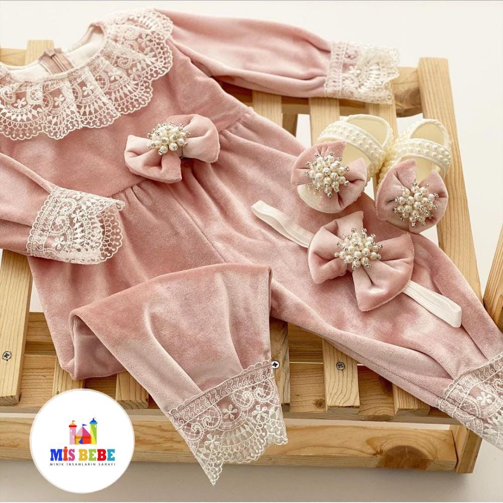 Handmade Baby Girl Velvet Outfit with Pearl Bow – Lace Newborn Romper Set (0-12 Months)
