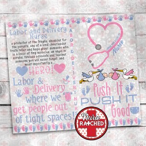 K&ouml;nnte beinhalten: Eine rosa und blaue Grafik mit dem Text "Labor and Delivery Nurse" und "Push It PUSH IT Good" mit einem Stethoskop, St&ouml;rchen und Baby-Fu&szlig;abdr&uuml;cken. Der Text "Nurse Ratched" befindet sich in einem roten Kreis mit einem wei&szlig;en Kreuz.