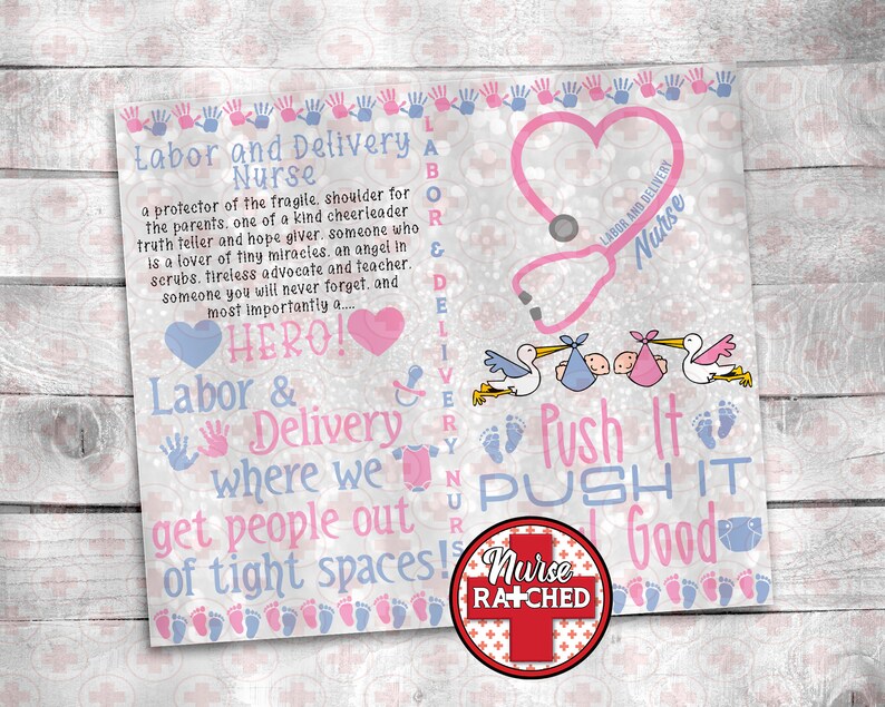 K&ouml;nnte beinhalten: Eine rosa und blaue Grafik mit dem Text "Labor and Delivery Nurse" und "Push It PUSH IT Good" mit einem Stethoskop, St&ouml;rchen und Baby-Fu&szlig;abdr&uuml;cken. Der Text "Nurse Ratched" befindet sich in einem roten Kreis mit einem wei&szlig;en Kreuz.