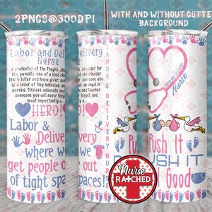 K&ouml;nnte beinhalten: Ein wei&szlig;er Becher mit einem rosa und blauen Design mit einem Stethoskop, Baby-Fu&szlig;abdr&uuml;cken und dem Text "Labor and Delivery Nurse" und "Push It Good".