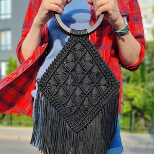 Pochette noire tendance en macramé avec poignée arrondie élégante - Boho Vibes