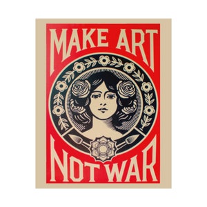 以下が含まれることがあります： 白文字で「Make Art Not War」と書かれた赤と黒のポスター。ポスターの中央には、黒髪の女性が花冠をかぶっている。