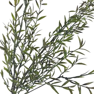 Puede incluir: Una rama artificial decorativa que presenta múltiples tallos con hojas verdes delgadas y puntiagudas. El follaje muestra tonos variados de verde oliva y verde oscuro, con una estructura de tallo texturizada de color marrón oscuro que se ramifica.