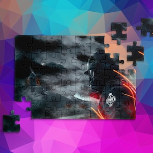 Puede incluir: Un rompecabezas en blanco y negro con un soldado con una máscara de gas y un fondo rojo y naranja. Faltan algunas piezas del rompecabezas.