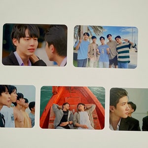 Puede incluir: Seis tarjetas de fotos con un grupo de hombres jóvenes. Las tarjetas muestran a los hombres en varias poses, incluyendo sonriendo, riendo y mirando a la cámara. Las tarjetas están impresas sobre un fondo blanco.