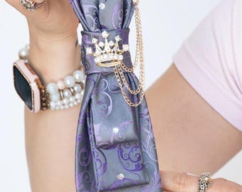 Cravate Cravate™ | Cravate pour femmes en jacquard à volutes gris mauve avec couronne de la reine