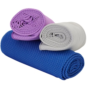 Puede incluir: Tres toallas de yoga enrolladas en diferentes colores: azul, morado y gris.