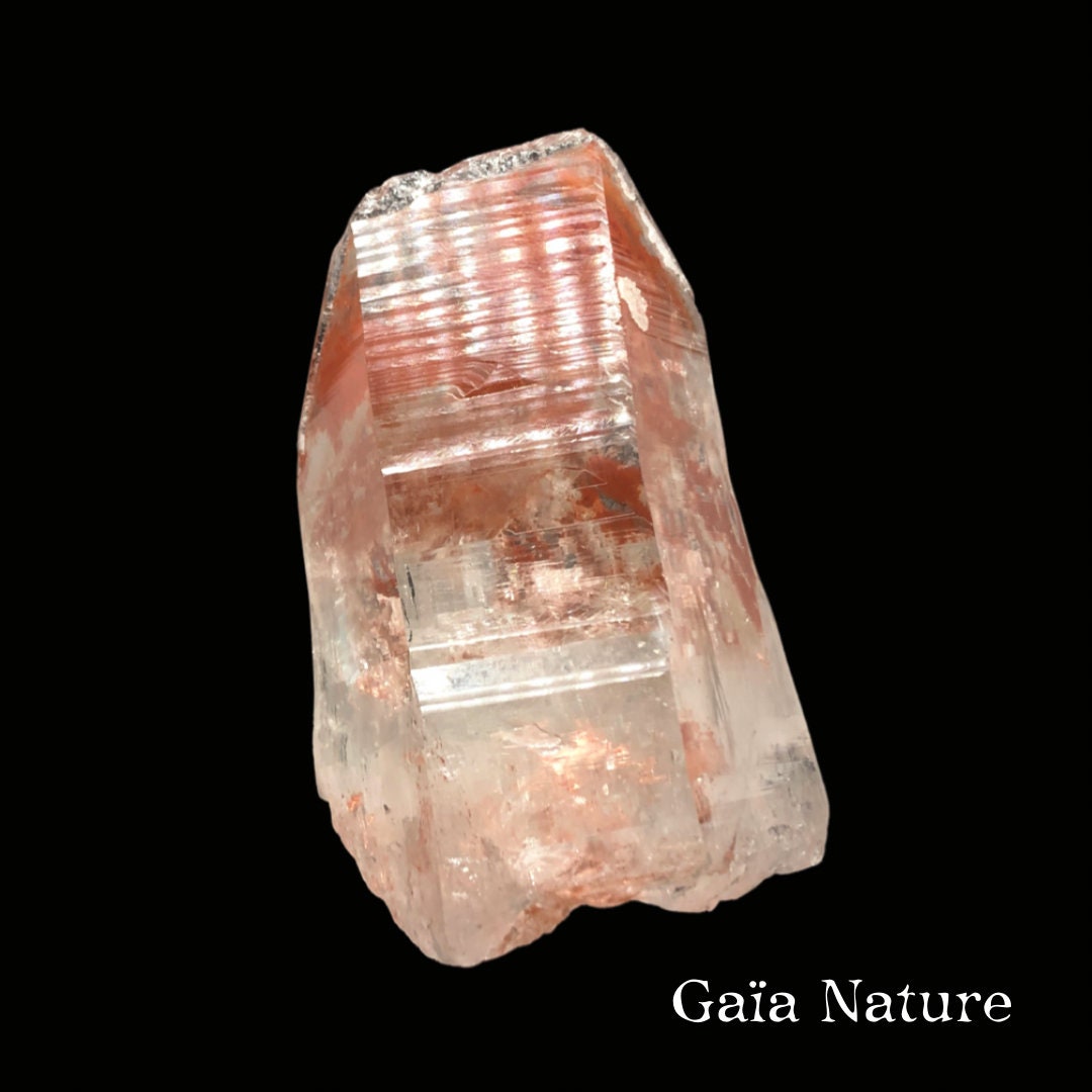 Ce Lemurian Rouge Est Appelée Lemurian Of Love | Lémurien de L'amour. C'est Un Très Joli Cristal