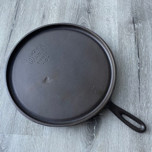 1930's Wagner Ware #9 Cast Iron Round Griddle, 1109 B – Cast & Clara Bell