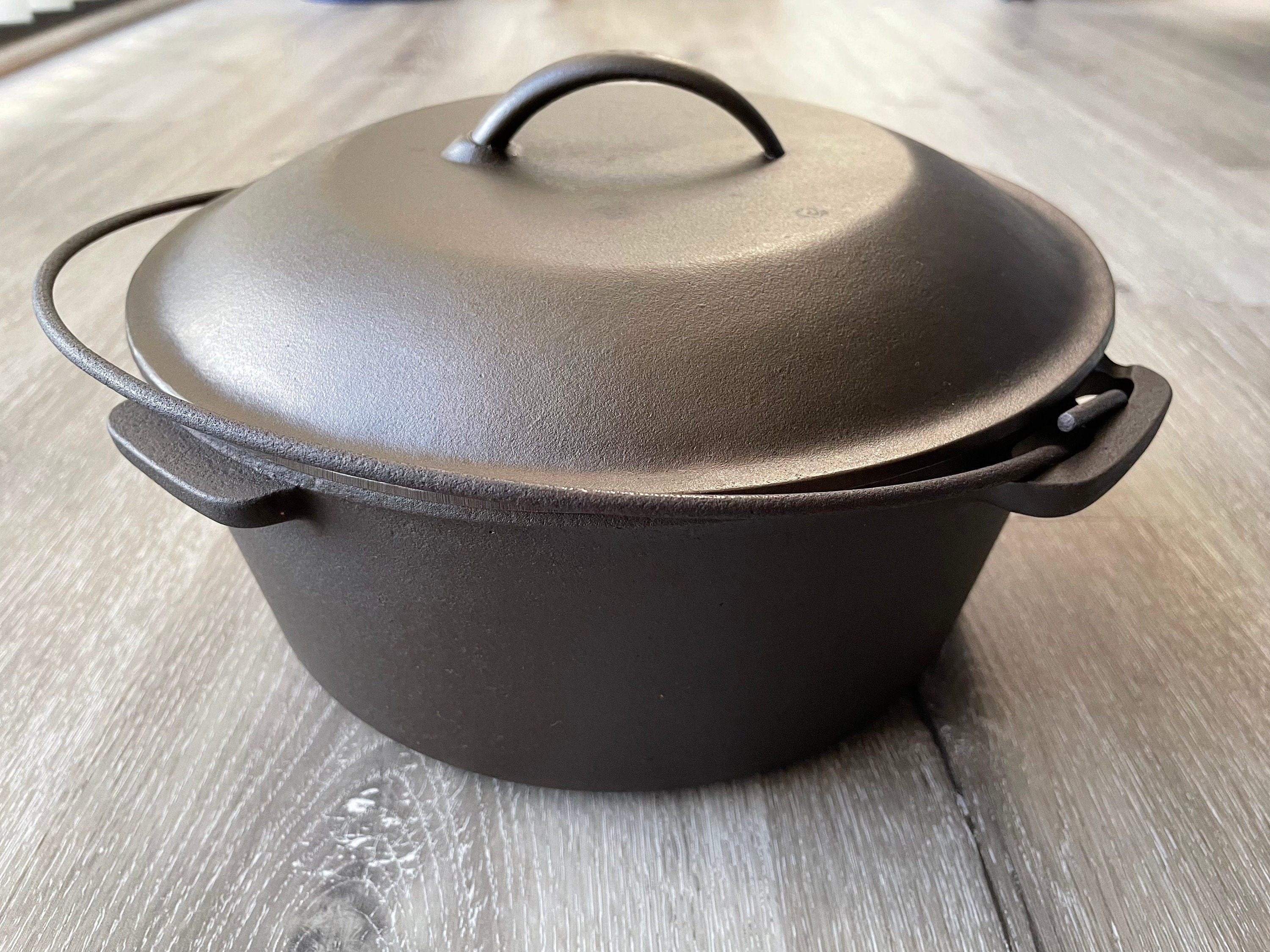 LODGE Cast Iron Vintage Double Handle Lid Dutch Oven 5 Qt. 10DOL r