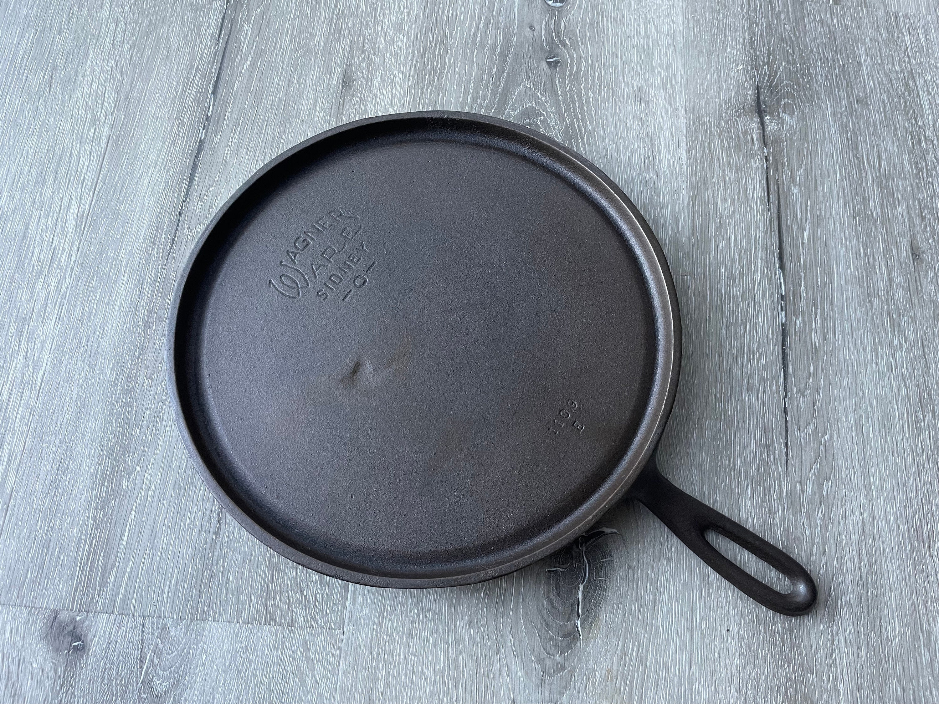 Sold at Auction: Vintage Wagner Ware #0 Cast Iron Round Griddle
