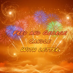 Puede incluir: Un fondo naranja con fuegos artificiales coloridos y el texto "FRED AND GEORGE CANDLE WITH LETTER" en naranja y amarillo. Los fuegos artificiales son rojos, azules, verdes y amarillos.
