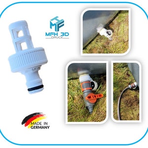 Peut inclure: Adaptateur en plastique blanc avec une crépine et un raccord de tuyau d'arrosage. L'adaptateur est conçu pour se connecter à une piscine ou à un autre réservoir d'eau. L'image montre également l'adaptateur connecté à un tuyau et à une piscine.