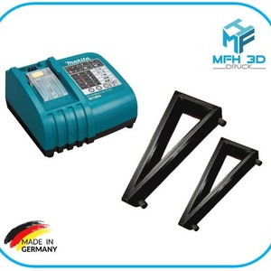 Può includere: Un caricabatterie Makita DC18RA blu e nero con un display digitale e due supporti triangolari neri.