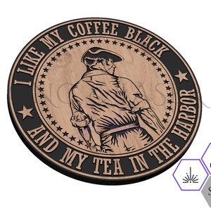 Puede incluir: Un letrero redondo de madera con un borde negro y una silueta de una persona con un sombrero de tres picos. El texto en el letrero dice "Me gusta mi café negro y mi té en el puerto".