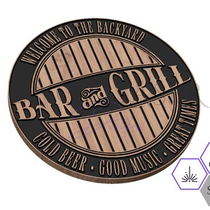 Może przedstawiać: Okrągły drewniany znak z czarnym tekstem, który brzmi "Witamy w ogródku Bar i Grill Zimne piwo Dobra muzyka Świetne czasy". Znak ma wzór słojów drewna i jest zaprojektowany tak, aby wyglądał jak vintage znak baru.