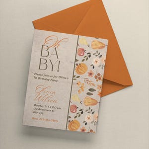 Könnte beinhalten: Eine beigefarbene Einladung mit braunem Rand und einem Blumenmuster mit Kürbissen, Äpfeln und Blättern. Der Text lautet "Oh Baby!" und "Bitte feiern Sie mit uns Olivias 1. Geburtstagsfeier".