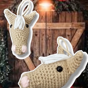 Peut inclure: Deux ornements de tête de cheval en crochet, l'un face avant et l'autre de côté. Les deux ornements sont beiges avec du fil blanc pour la crinière et du fil rose pour les narines.