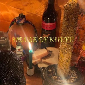 Puede incluir: Un bodeg&oacute;n con una vela encendida, una botella de vino, una calabaza, una peque&ntilde;a botella de licor, un caldero y pan. La imagen est&aacute; iluminada con luz de velas y tiene el texto "HOUSE OF KHUFU" en el centro.