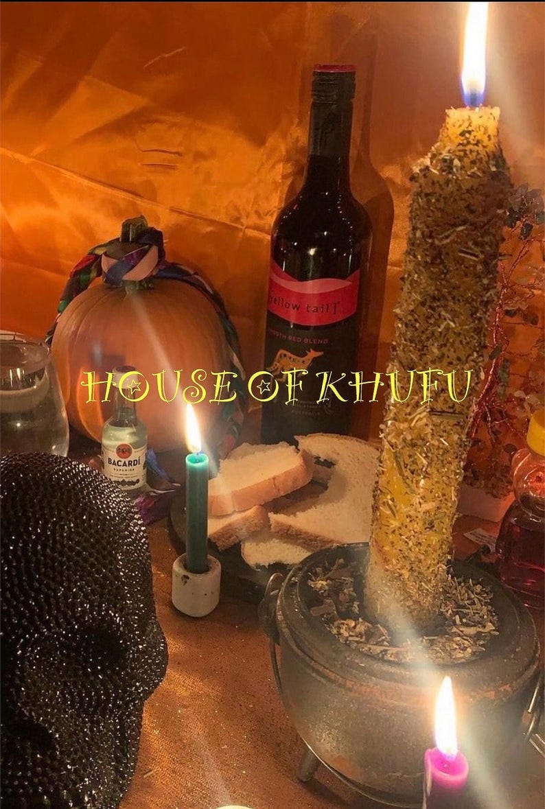 Puede incluir: Un bodeg&oacute;n con una vela encendida, una botella de vino, una calabaza, una peque&ntilde;a botella de licor, un caldero y pan. La imagen est&aacute; iluminada con luz de velas y tiene el texto "HOUSE OF KHUFU" en el centro.
