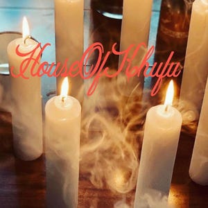 Puede incluir: Cinco velas blancas est&aacute;n encendidas y ardiendo sobre una superficie de madera. Las velas est&aacute;n rodeadas de humo. El texto "House Of Khufu" est&aacute; escrito en cursiva roja sobre la superficie. Un caldero rojo est&aacute; en primer plano.