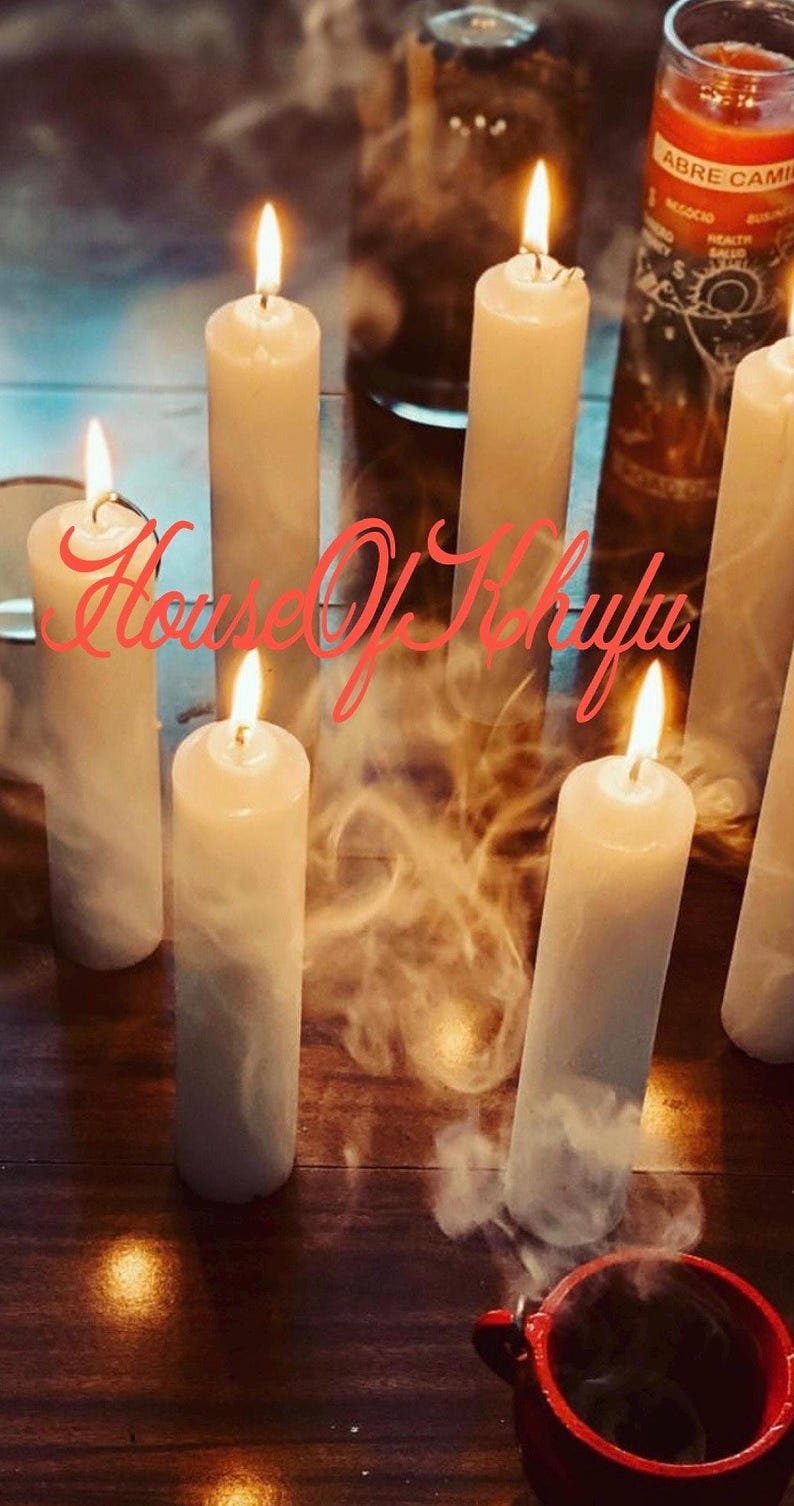 Puede incluir: Cinco velas blancas est&aacute;n encendidas y ardiendo sobre una superficie de madera. Las velas est&aacute;n rodeadas de humo. El texto "House Of Khufu" est&aacute; escrito en cursiva roja sobre la superficie. Un caldero rojo est&aacute; en primer plano.