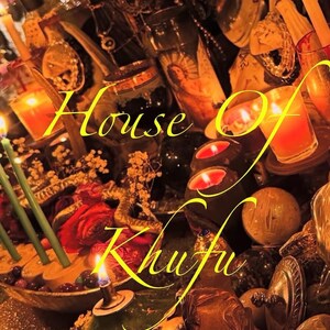 Könnte beinhalten: Ein Altartisch mit Kerzen, Gläsern und anderen Gegenständen. Der Text "House of Khufu" ist in Gelb auf dem Bild geschrieben.