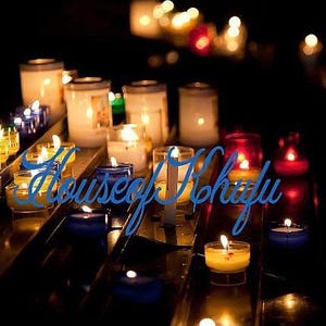 Puede incluir: Una colecci&oacute;n de velas encendidas de varios colores y tama&ntilde;os, dispuestas sobre una superficie oscura. Las velas est&aacute;n en recipientes de vidrio y est&aacute;n rodeadas de un fondo oscuro. El texto "House of Khufu" est&aacute; superpuesto a la imagen.