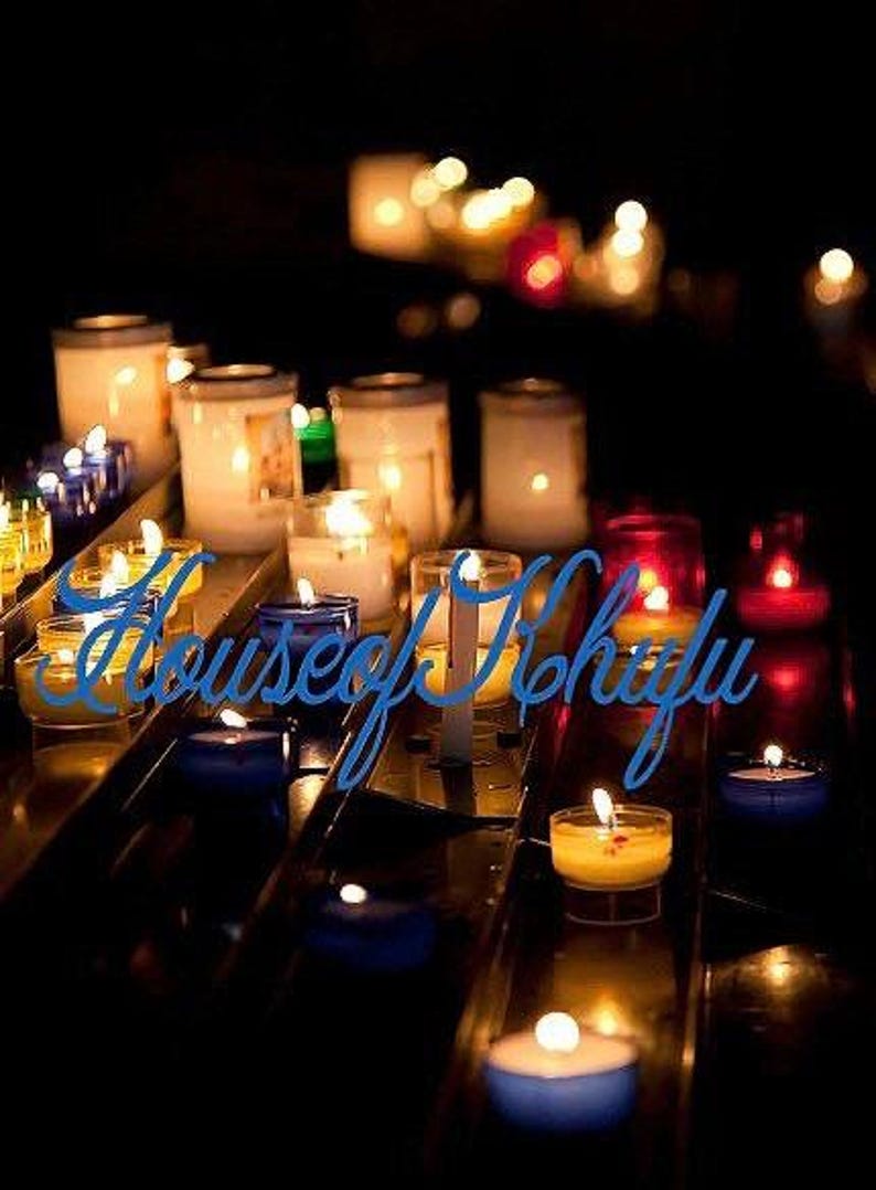 Puede incluir: Una colecci&oacute;n de velas encendidas de varios colores y tama&ntilde;os, dispuestas sobre una superficie oscura. Las velas est&aacute;n en recipientes de vidrio y est&aacute;n rodeadas de un fondo oscuro. El texto "House of Khufu" est&aacute; superpuesto a la imagen.